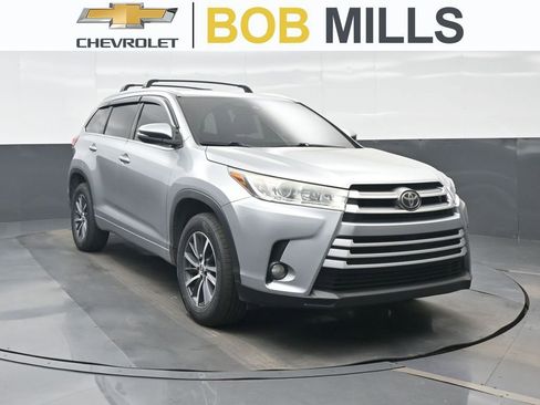 Used 2018 Toyota Highlander XLE FWD image 1