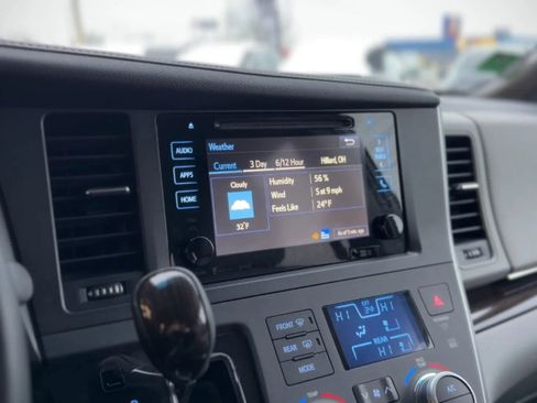 Used 2017 Toyota Sienna XLE image 19