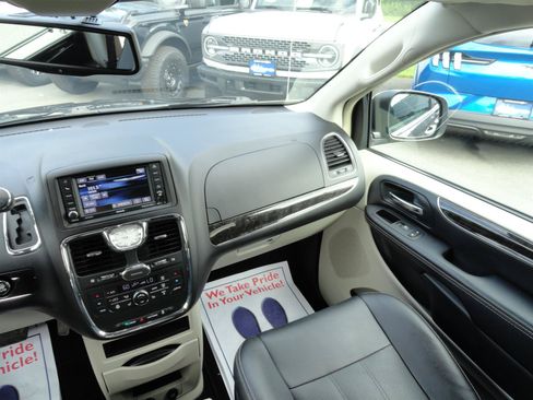 Used 2016 Chrysler Town & Country Touring-L w/ Driver Convenience Group FWD image 20