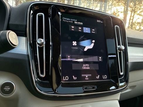 Used 2022 Volvo XC40 T5 Momentum w/ Premium Package image 28