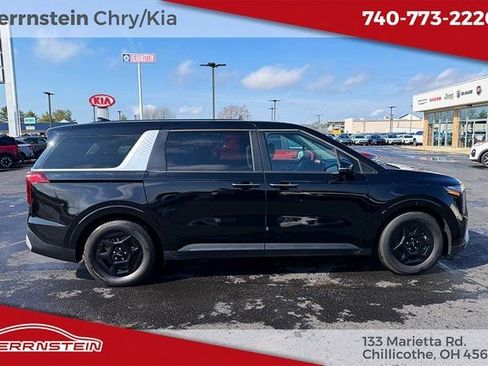Used 2025 Kia Carnival FWD image 28