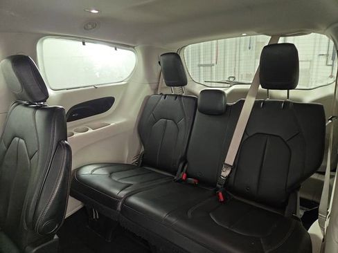 Used 2017 Chrysler Pacifica Touring-L Plus w/ Advanced Safetytec Group image 16