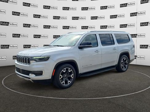 Used 2024 Jeep Wagoneer L Series III w/ Flexible Seating Group AWD/4WD image 2