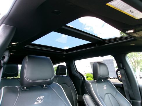 Certified 2025 Chrysler Pacifica Limited FWD image 21