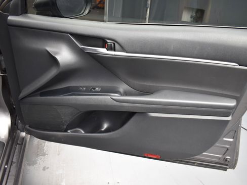 Used 2020 Toyota Camry SE w/ Carpet Mat Package image 17