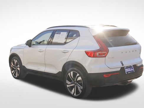 Used 2025 Volvo XC40 B5 Plus image 7