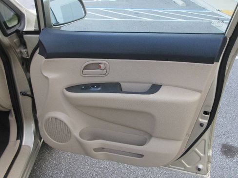 Used 2008 Kia Rondo LX FWD image 26