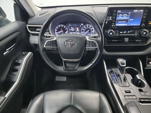 Used 2022 Toyota Highlander XLE AWD/4WD image 16