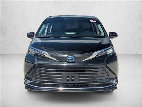 Used 2024 Toyota Sienna XLE image 3
