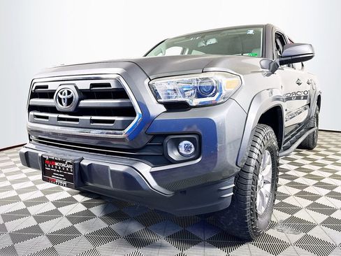 Used 2017 Toyota Tacoma SR5 w/ Tow Package image 3