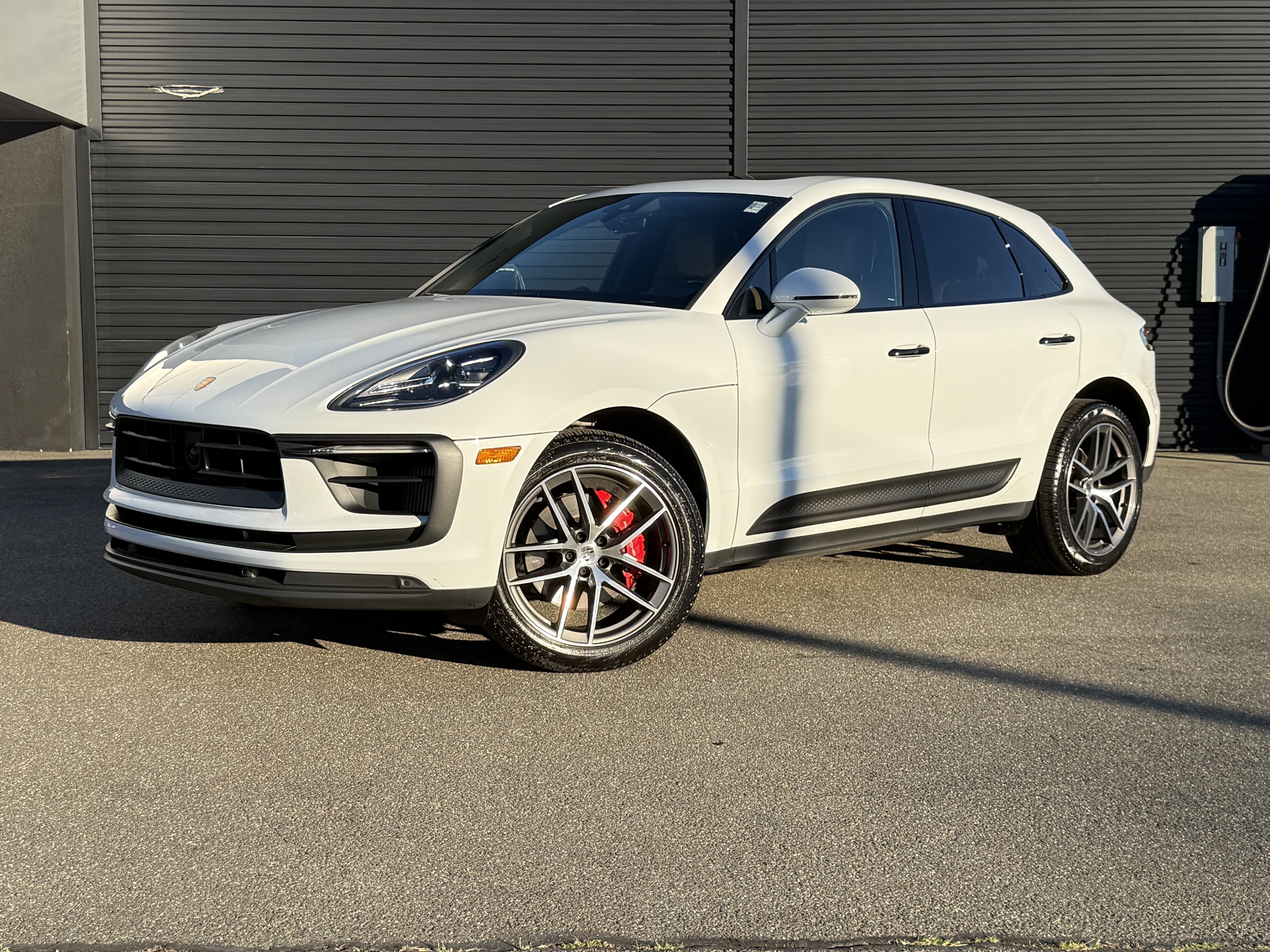 Certified 2023 Porsche Macan S AWD/4WD image 1