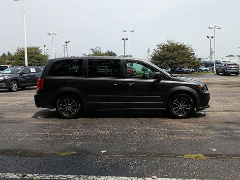 Used 2016 Dodge Grand Caravan SXT FWD image 2