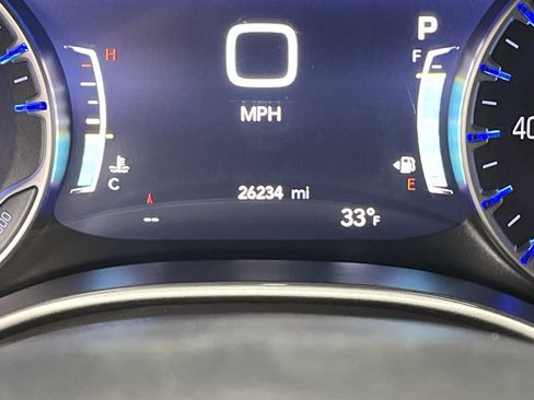 Used 2025 Chrysler Pacifica Select image 15