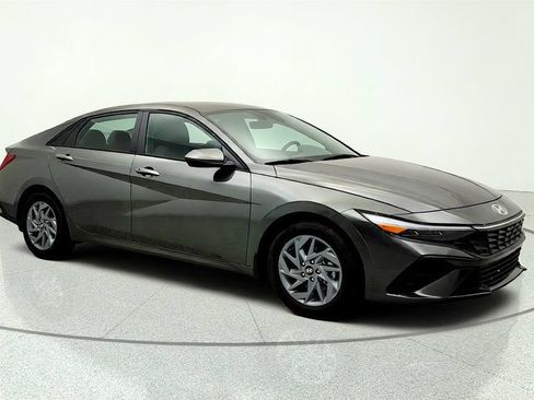 Used 2024 Hyundai Elantra SEL FWD image 3