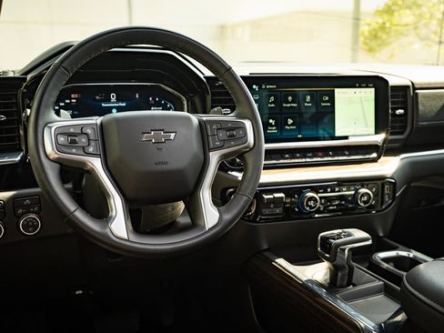 Used 2024 Chevrolet Silverado 1500 LT Trail Boss w/ Convenience Package II image 4