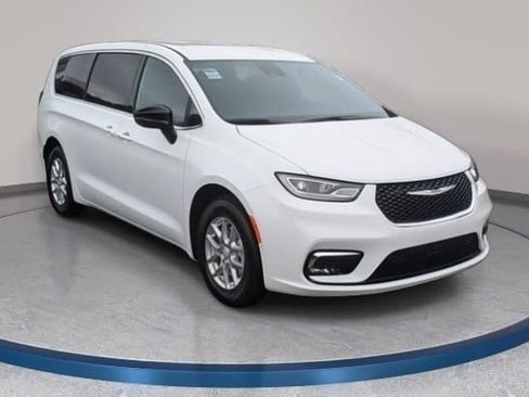 New 2026 Chrysler Pacifica Select image 3