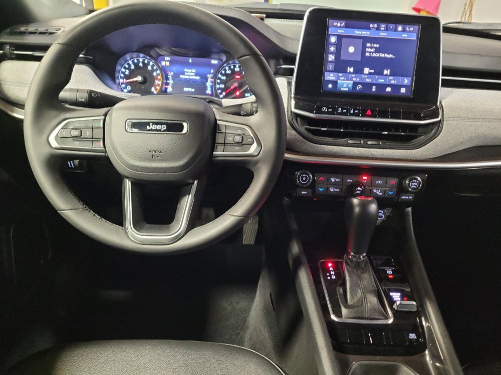 Used 2025 Jeep Compass Latitude w/ Sun & Sound Group AWD/4WD image 22