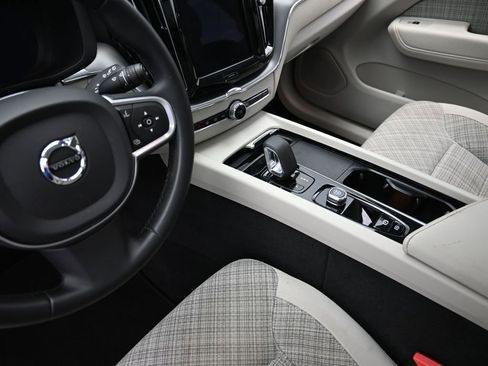 Used 2022 Volvo XC60 B5 Momentum image 23