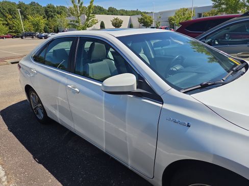 Used 2017 Toyota Camry SE w/ Moonroof Package FWD image 2