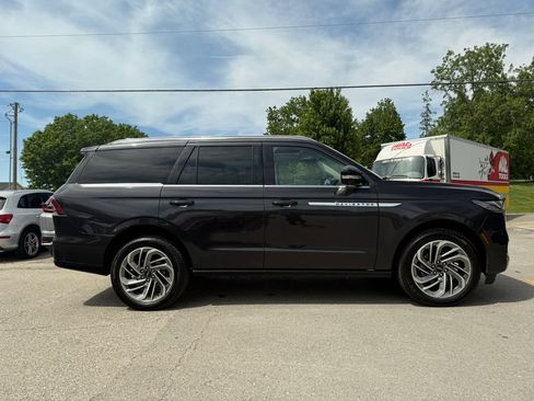 Used 2025 Lincoln Navigator Reserve AWD/4WD image 4