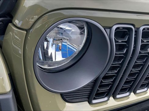 Used 2025 Jeep Gladiator Sport image 28