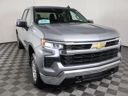 Used 2025 Chevrolet Silverado 1500 LT image 3