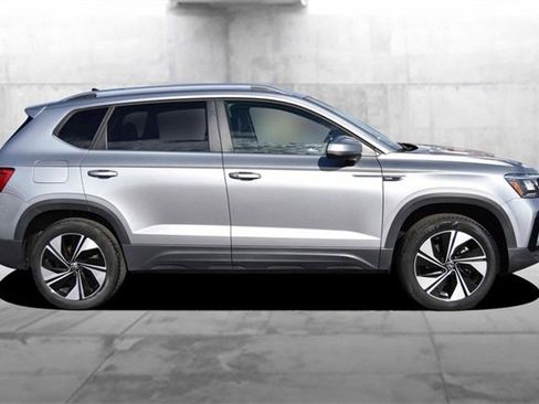Certified 2023 Volkswagen Taos SE image 5