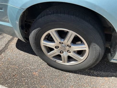 Used 2009 Chrysler Town & Country Touring FWD image 13
