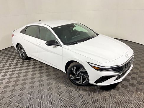New 2025 Hyundai Elantra SEL image 4