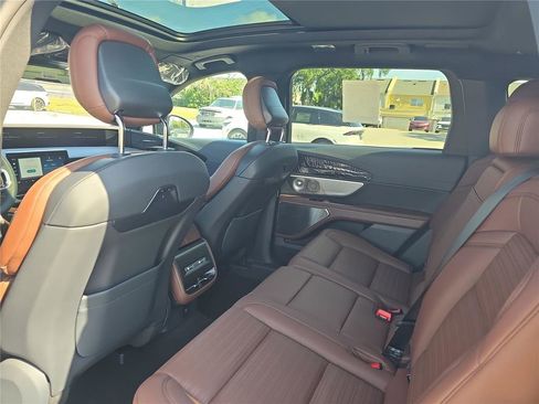 New 2026 Lincoln Nautilus Reserve AWD/4WD image 9