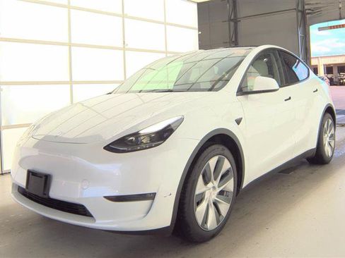 Used 2024 Tesla Model Y Long Range AWD/4WD image 2
