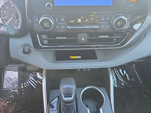 Used 2023 Toyota Highlander XLE image 22