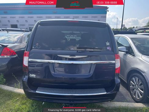 Used 2013 Chrysler Town & Country Touring FWD image 6