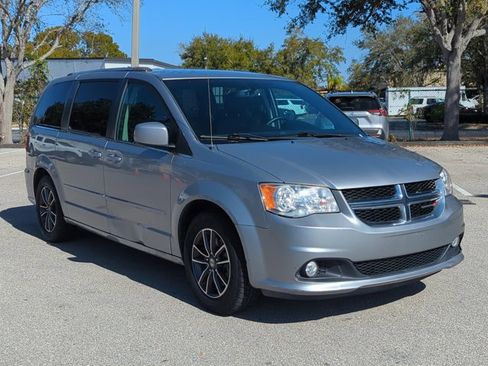 Used 2017 Dodge Grand Caravan SXT FWD image 3