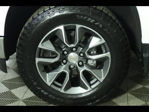 Used 2023 Chevrolet Silverado 1500 LT AWD/4WD image 16