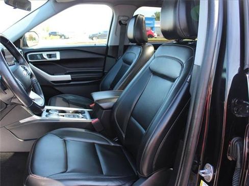 Used 2021 Ford Explorer XLT image 16