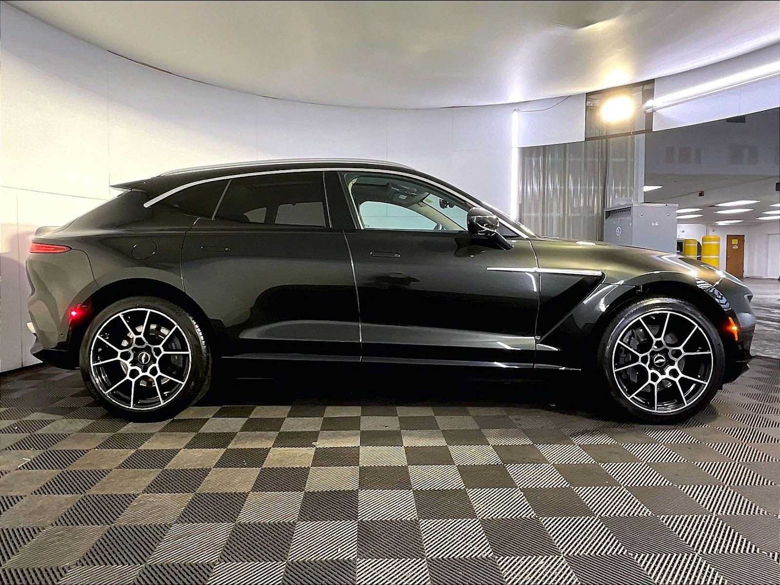 Used 2021 Aston Martin DBX AWD/4WD image 8
