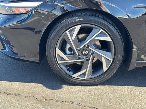 Used 2025 Hyundai Elantra SEL image 11