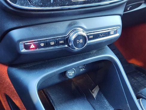 Used 2020 Volvo XC40 T5 R-Design w/ Protection Package Premier image 22