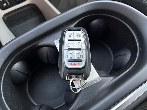 Used 2017 Chrysler Pacifica Touring-L FWD image 11