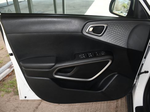 Used 2022 Kia Soul LX image 9