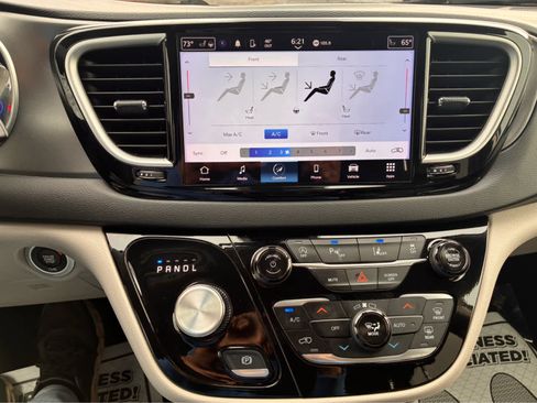Used 2024 Chrysler Pacifica Touring-L image 21