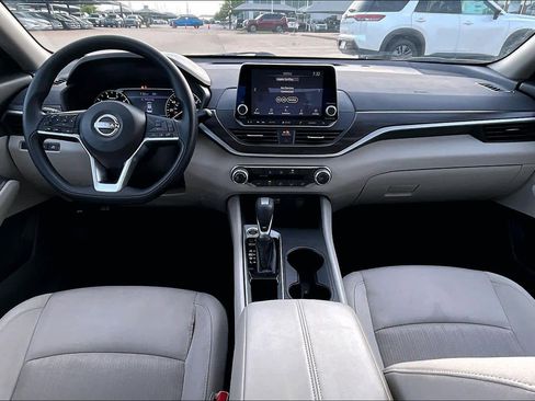 Used 2025 Nissan Altima 2.5 SV FWD image 12