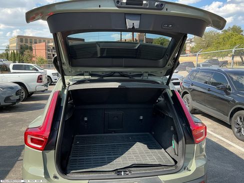 Used 2024 Volvo XC40 B5 Plus w/ Protection Package Premier AWD/4WD image 7