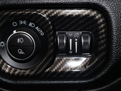 Used 2019 RAM 1500 Laramie AWD/4WD image 17