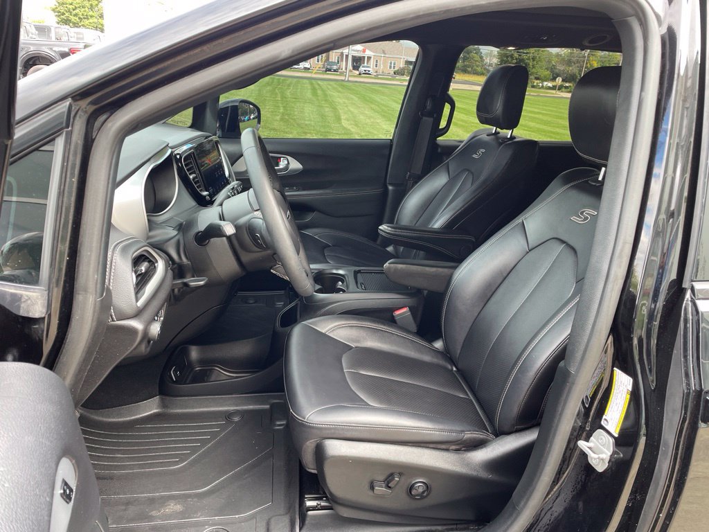 Used 2024 Chrysler Pacifica Touring-L w/ S Appearance Package AWD/4WD image 8