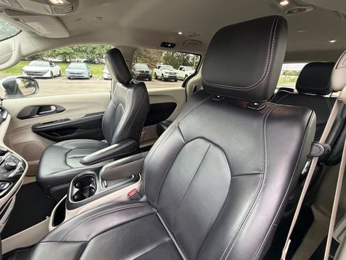 Used 2023 Chrysler Pacifica Touring-L FWD image 7