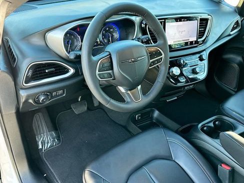 Used 2025 Chrysler Pacifica Select image 9