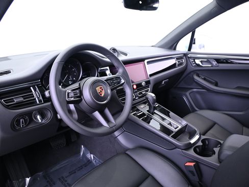 Certified 2025 Porsche Macan image 4