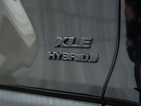 Used 2021 Toyota RAV4 XLE Premium image 7